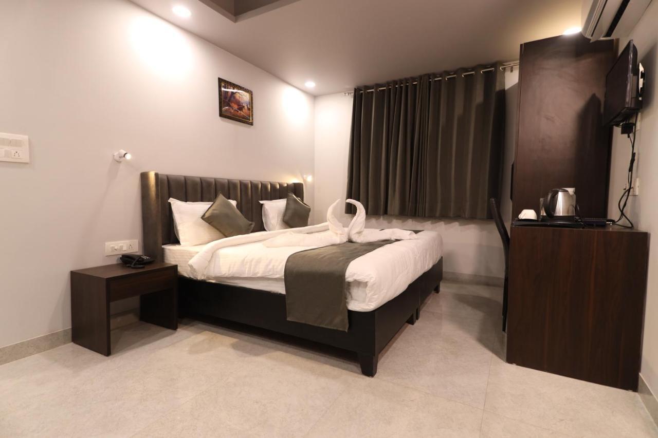 Nirpra Regency Hotell New Delhi Exteriör bild