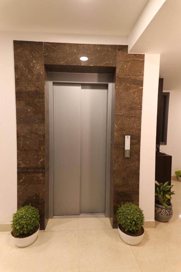 Nirpra Regency Hotell New Delhi Exteriör bild