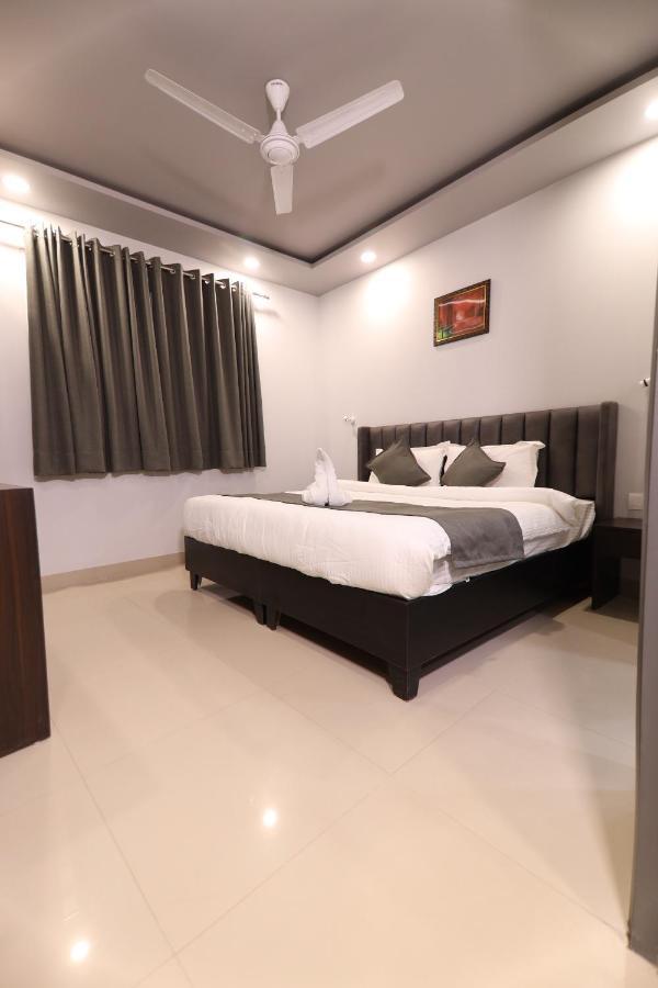 Nirpra Regency Hotell New Delhi Exteriör bild