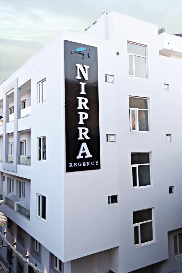 Nirpra Regency Hotell New Delhi Exteriör bild