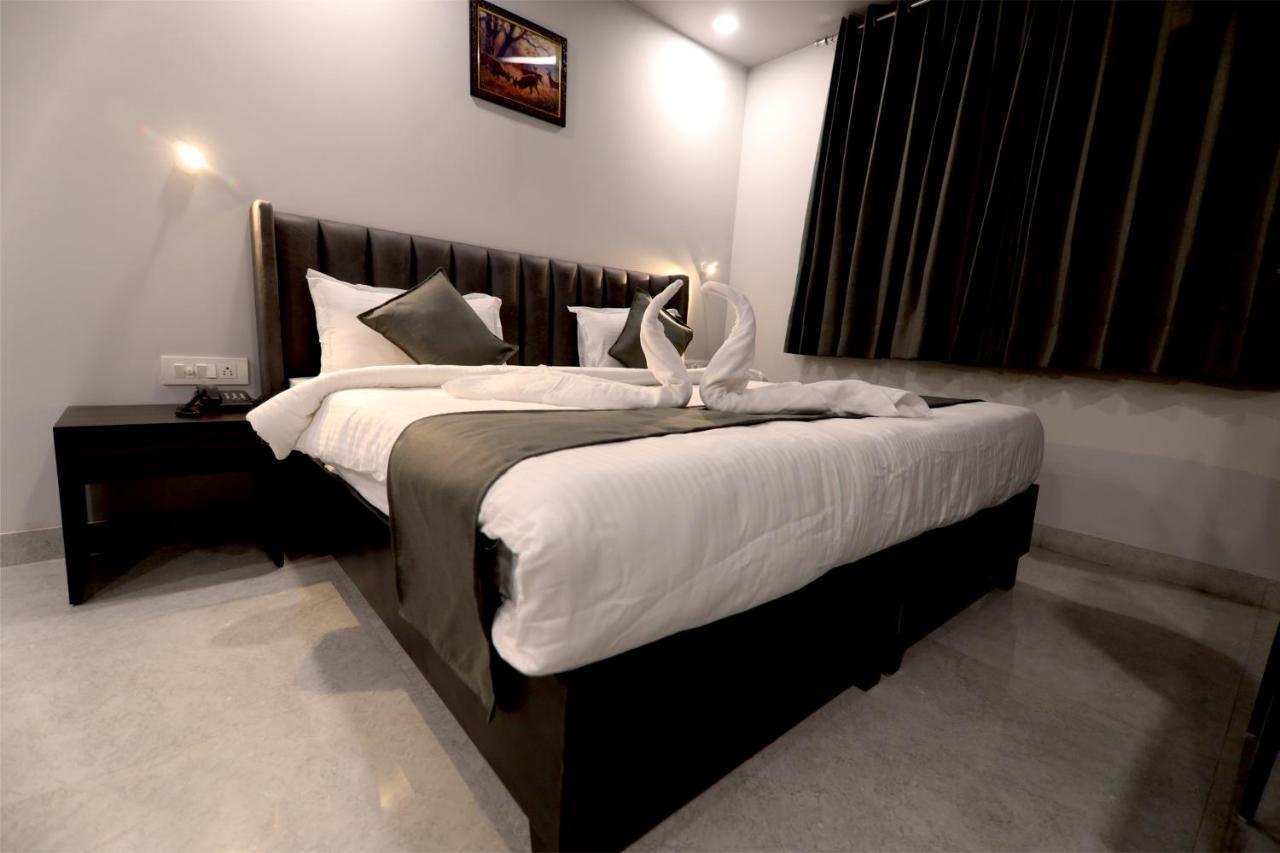 Nirpra Regency Hotell New Delhi Exteriör bild