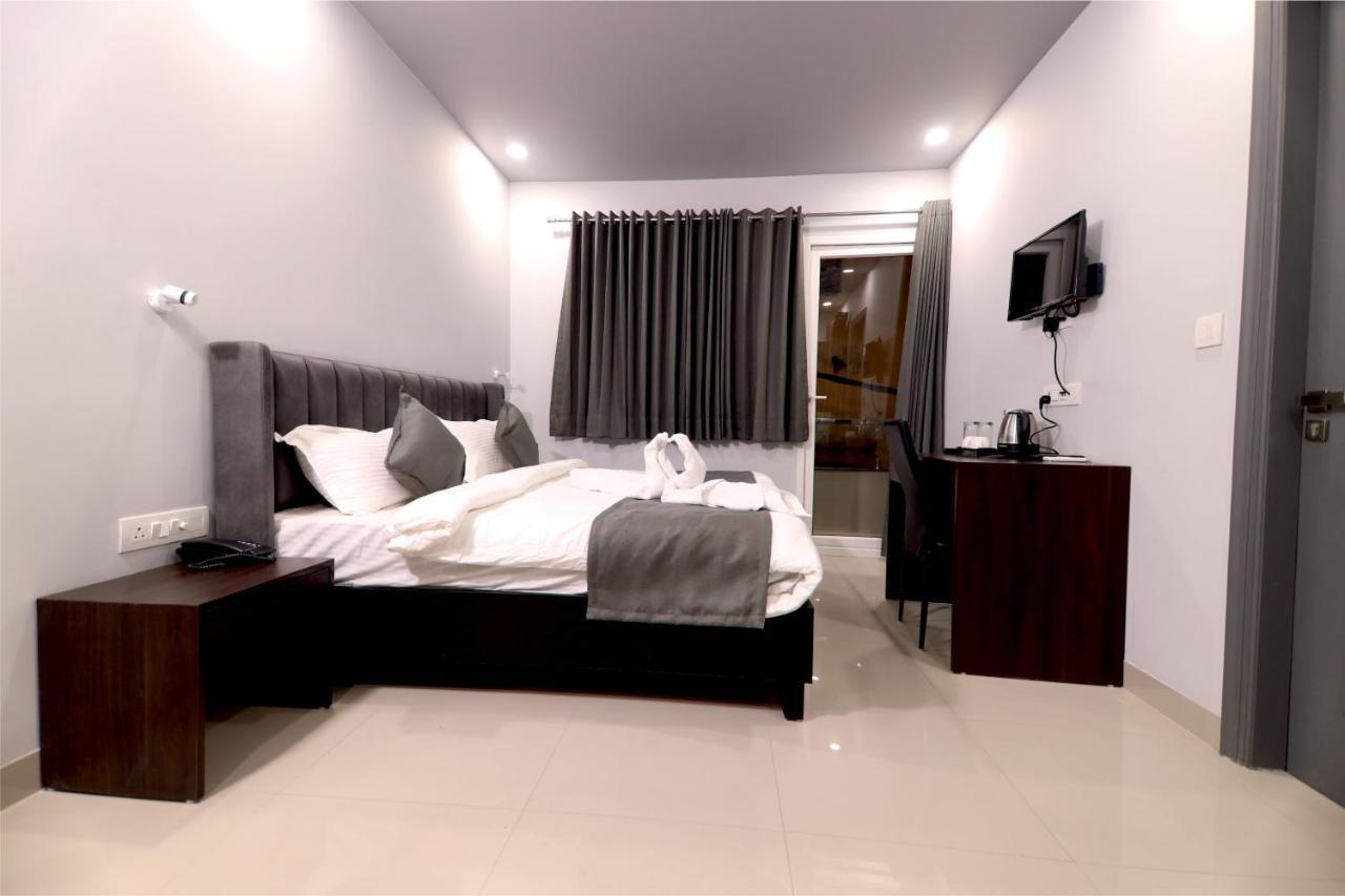 Nirpra Regency Hotell New Delhi Exteriör bild