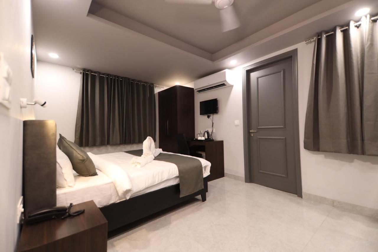Nirpra Regency Hotell New Delhi Exteriör bild